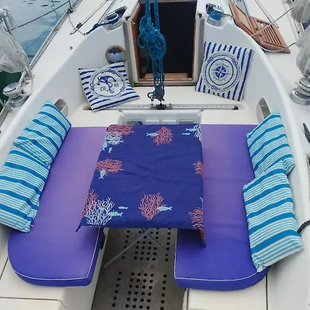House Boat Botel