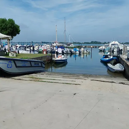 Hotel na wodzie House Boat